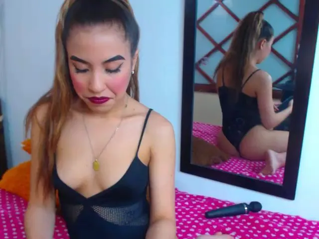 Live sex webcam photo for KellyJhons #255230928