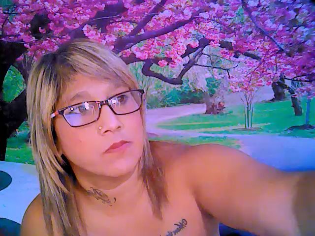 Live sex webcam photo for Roxyfoxy69 #252443261