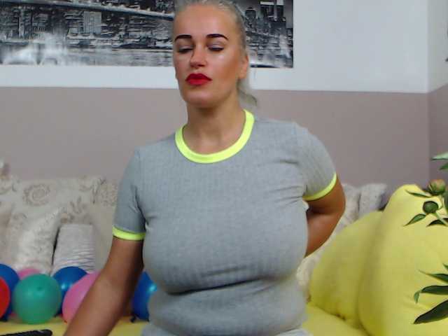 Live sex webcam photo for Roselyn25 #244646760