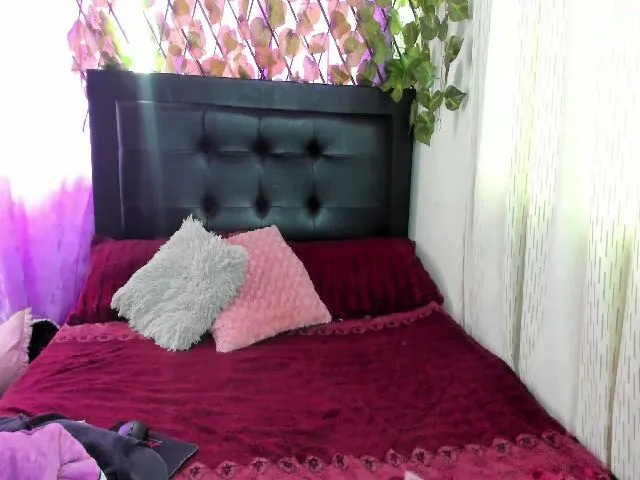 Live sex webcam photo for Holly_rosee #262213480