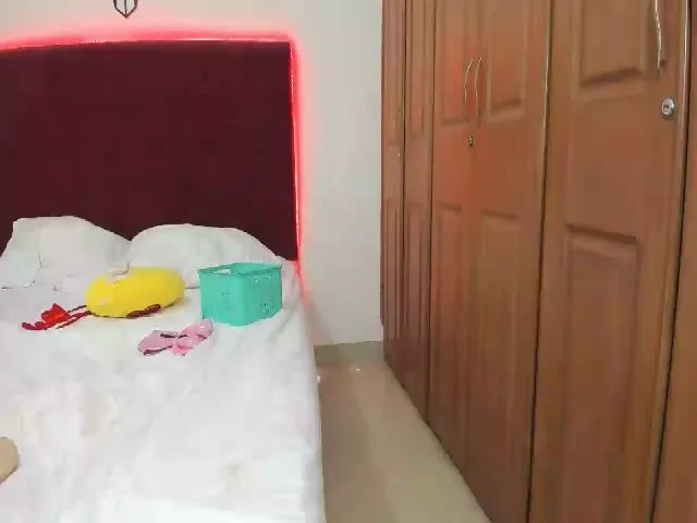 Live sex webcam photo for LittleRed2u #265238136