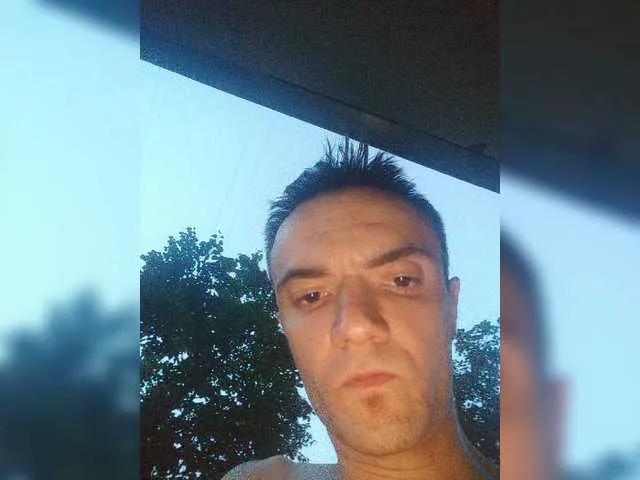 Live sex webcam photo for TommyGun911 #263817558