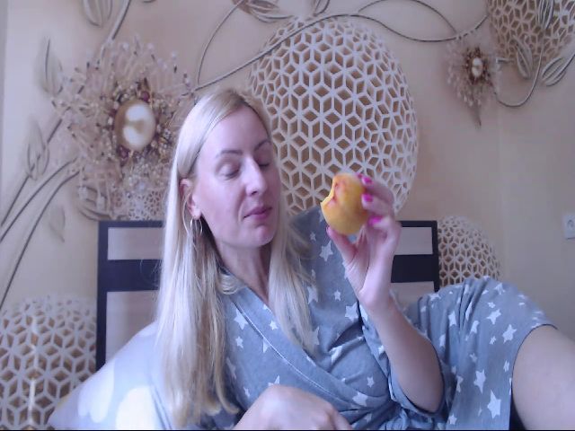 Live sex webcam photo for MeltingJulia #259987438