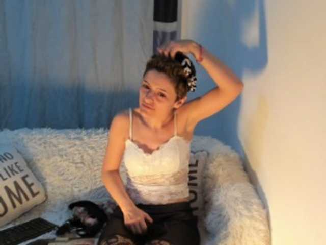 Live sex webcam photo for EllaRose29 #241167375