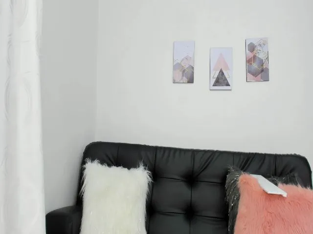 Live sex webcam photo for saracruz1 #253954441