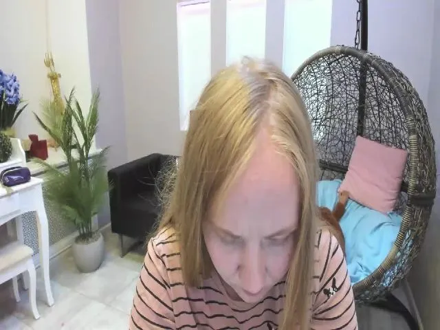 Live sex webcam photo for StunningKelly #255280420