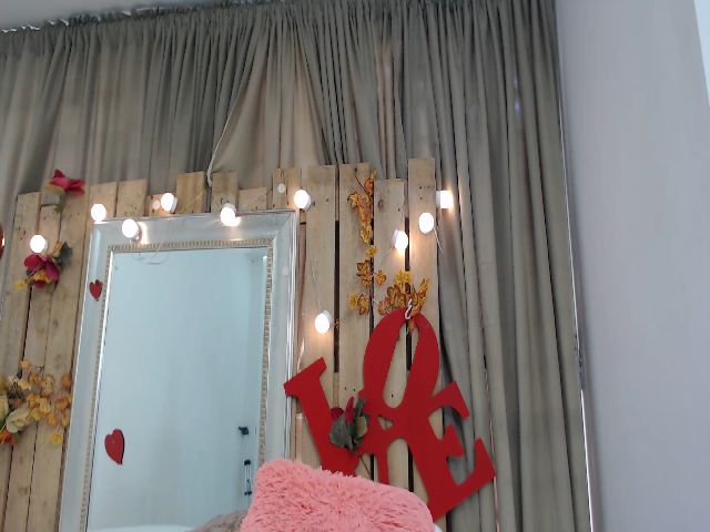 Live sex webcam photo for Lupita_hot3 #258743358