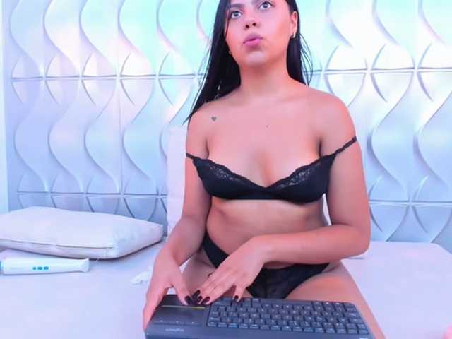 Live sex webcam photo for JaneMoore #248686759