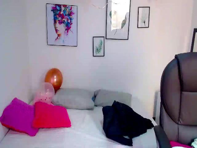 Live sex webcam photo for Selena_hotx #253190898