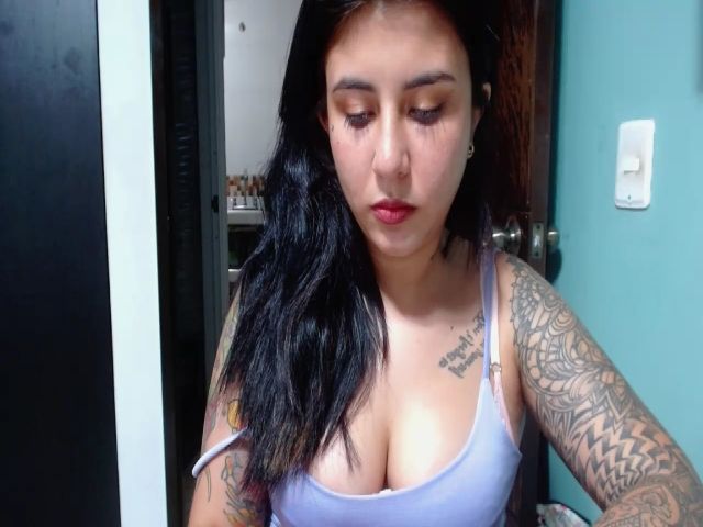 Live sex webcam photo for Petite_sury #261044256