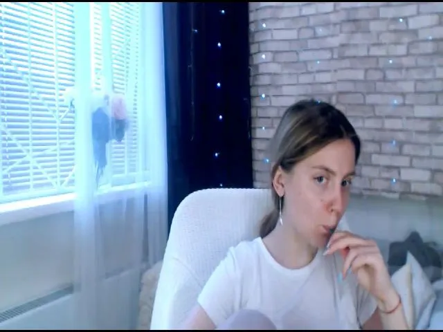 Live sex webcam photo for CumMeaRiver #254051304