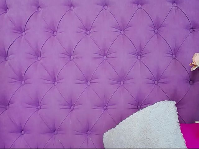 Live sex webcam photo for MinnyCooper #261991906