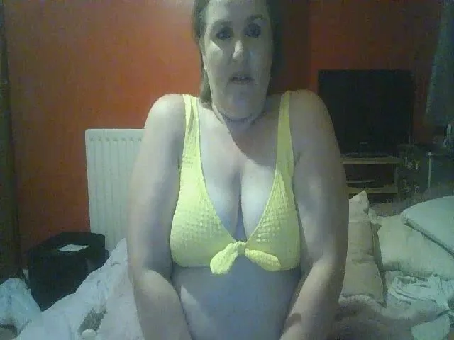 Live sex webcam photo for YUMMYMUMMY39 #256060587