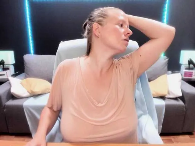 Live sex webcam photo for CoconutLegs #251628873