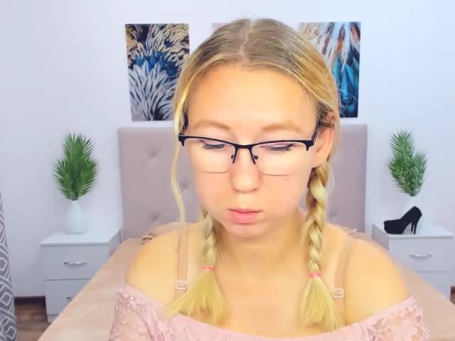 Live sex webcam photo for LizaSwan #262554115