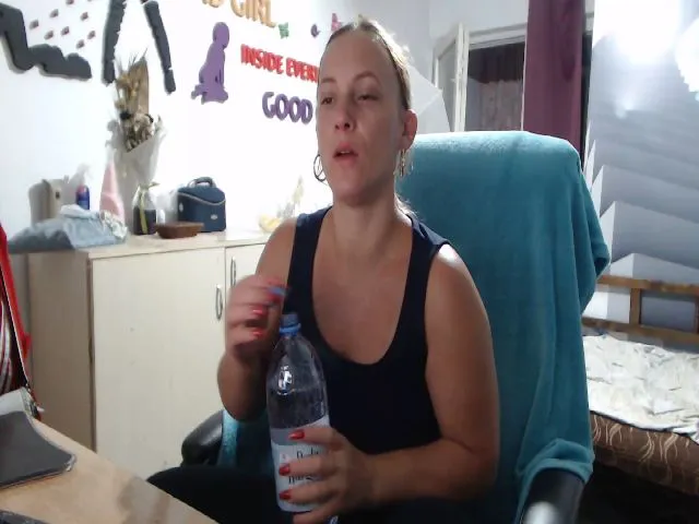 Live sex webcam photo for LiaMelanyy #256035845