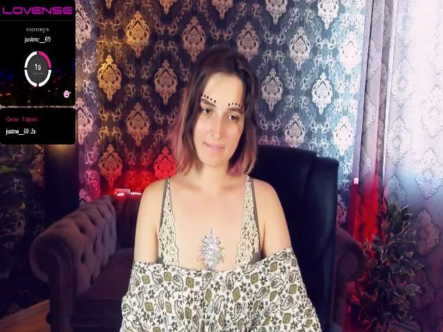 Live sex webcam photo for MileyDreams #253784209