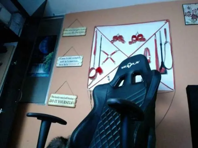 Live sex webcam photo for melanyissabel #241419027