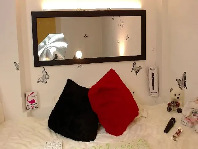 Live sex webcam photo for Juliannemore #261776443