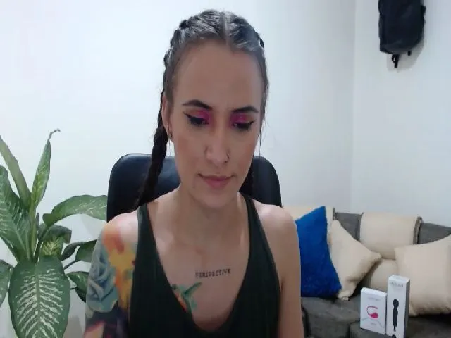 Live sex webcam photo for Avaa22_ #252698320