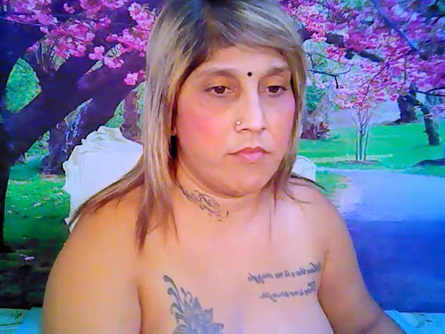 Live sex webcam photo for Roxyfoxy69 #264003879