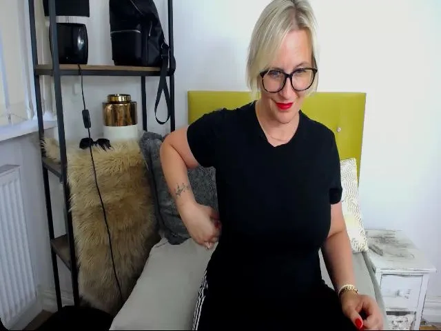 Live sex webcam photo for LuisaSexy69 #260530448