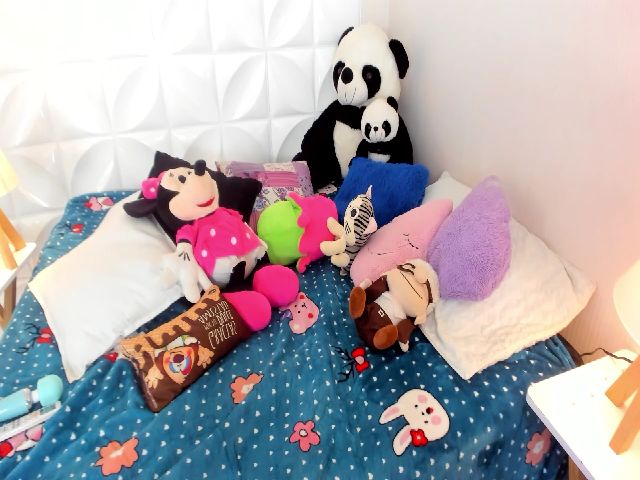 Live sex webcam photo for KateMoore3 #253988519