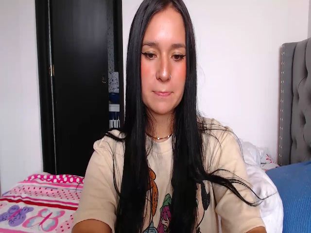 Live sex webcam photo for Angie_05 #255671831