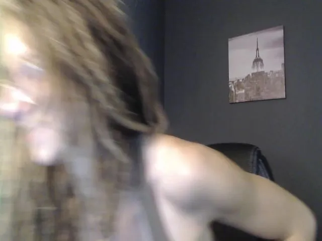 Live sex webcam photo for KINKYkeira #254100435