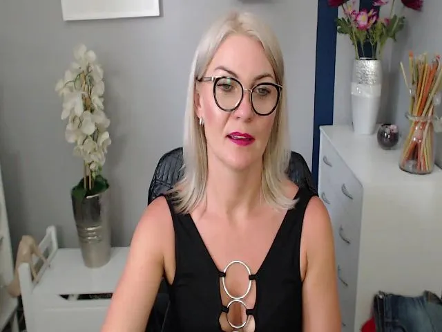 Live sex webcam photo for YummyLOR #259156833