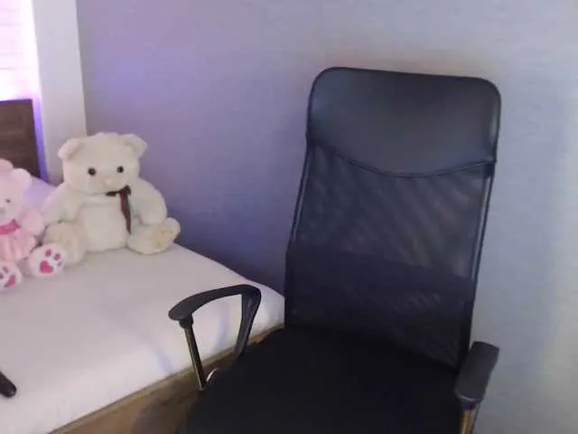 Live sex webcam photo for -EliSwan- #240965533