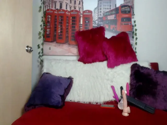 Live sex webcam photo for Emiliarain #254975816