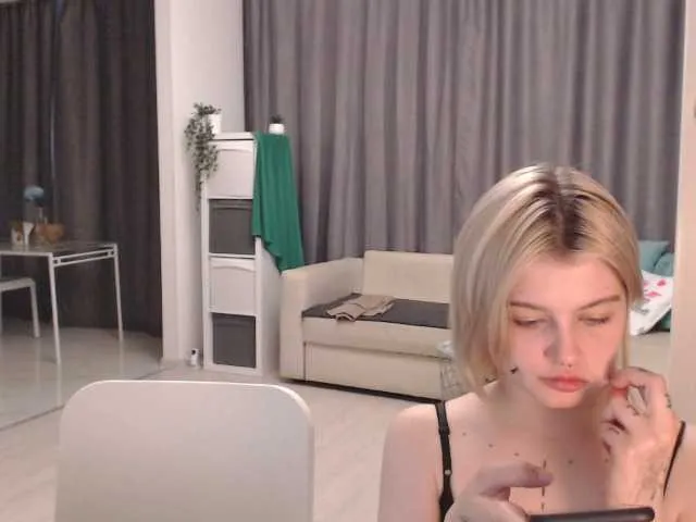 Live sex webcam photo for ChloeLexy #248986395