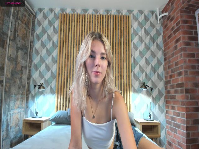 Live sex webcam photo for AmiaLee #265501468