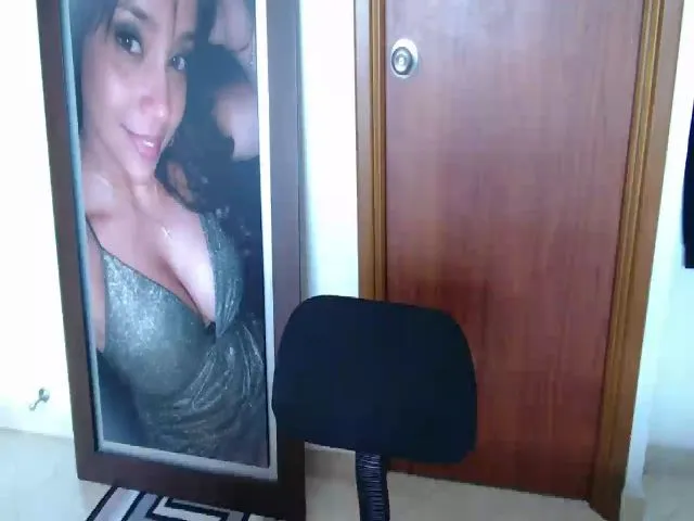 Live sex webcam photo for Candiliciousx #254196721