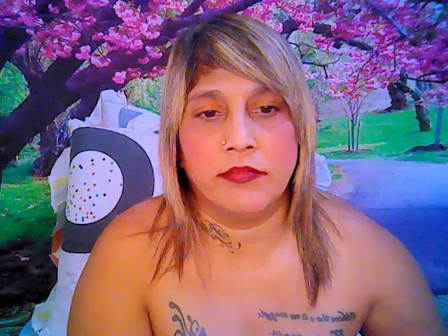 Live sex webcam photo for Roxyfoxy69 #262184123