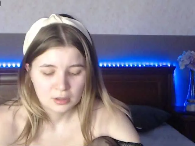 Live sex webcam photo for HollyMays #241371316