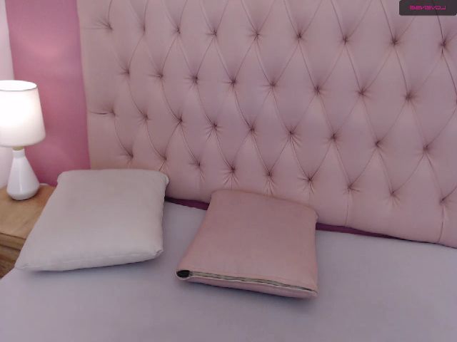 Live sex webcam photo for Keyra_R #264436449