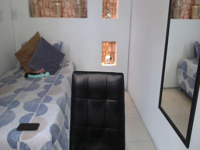 Live sex webcam photo for nicollewalton #255395942