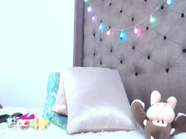 Live sex webcam photo for GreenBlondie #256300709