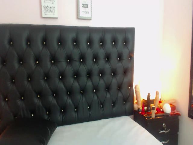 Live sex webcam photo for Shantal_19 #256052924