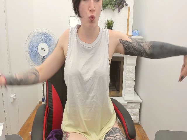 Live sex webcam photo for HelenCarter #252387533