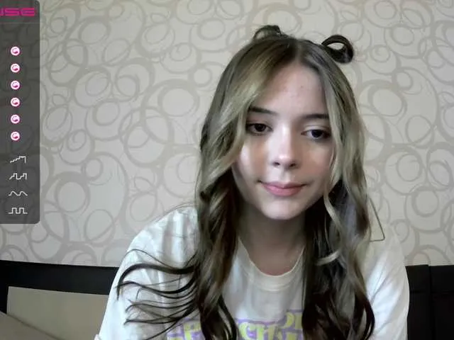 Live sex webcam photo for Roxanne2021 #241416589