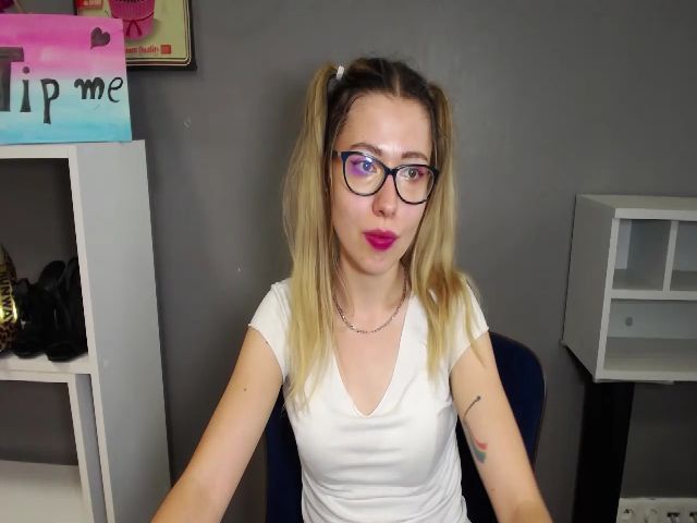 Live sex webcam photo for HeidiFLOWER #263075502