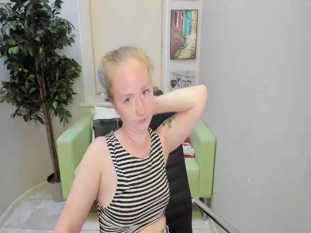 Live sex webcam photo for StunningKelly #252880814