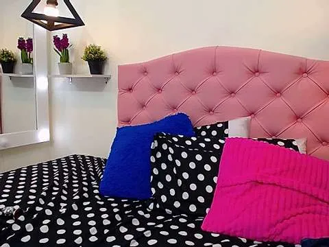 Live sex webcam photo for yirly_120 #245060312