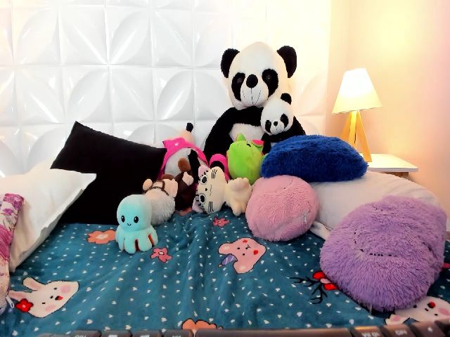 Live sex webcam photo for KateMoore3 #257861862