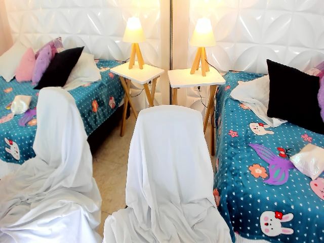 Live sex webcam photo for KateMoore3 #254640550