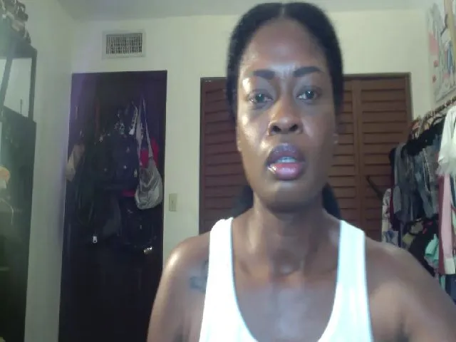 Live sex webcam photo for MiaFine69 #264961364