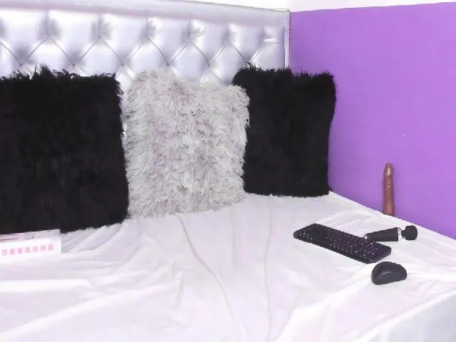 Live sex webcam photo for Violet21_ #261804332